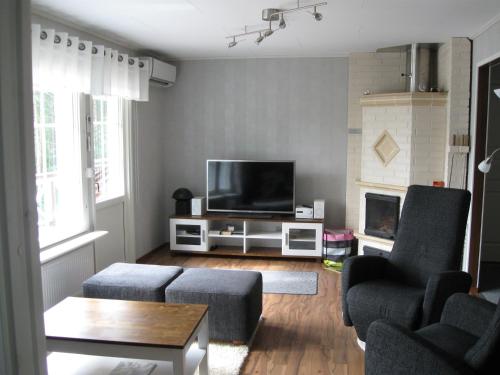 EnonkoskiKatajaranta的客厅配有平面电视和2把椅子