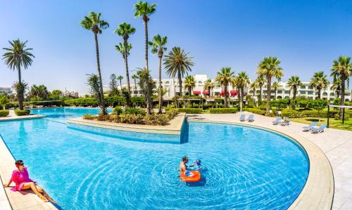 甘达坞伊港康大维港哈斯朱拔撒拉萨温泉酒店的一群人在度假村的游泳池里
