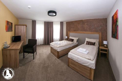 马达伯乐斯拉夫Penzion v Zálesí的酒店客房配有两张床和一张书桌