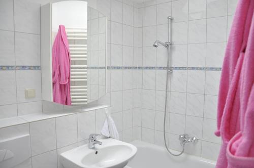 黑灵斯多夫詹德旅馆的白色的浴室设有水槽和淋浴。
