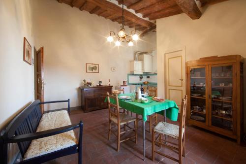 蒙泰斯佩尔托利Fattoria Poggio Capponi的一间带绿色桌椅的用餐室