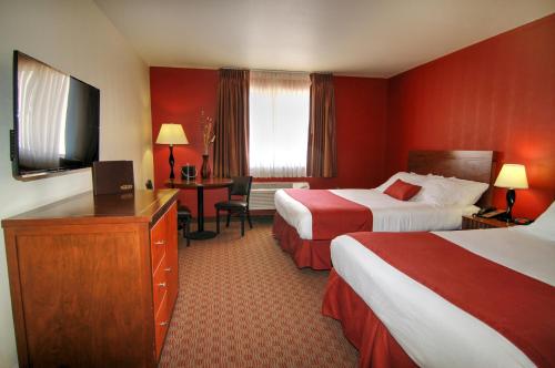 帕伦普帕朗金砖酒店暨赌场的酒店客房设有两张床和一台平面电视。