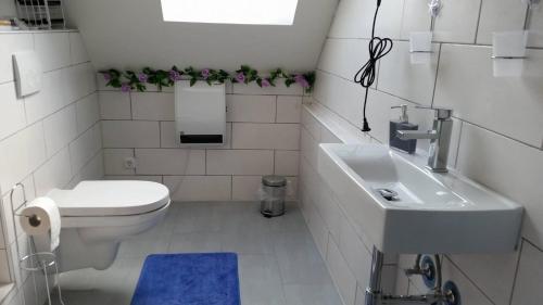 肯彭Ferienwohnung Mabo的白色的浴室设有卫生间和水槽。