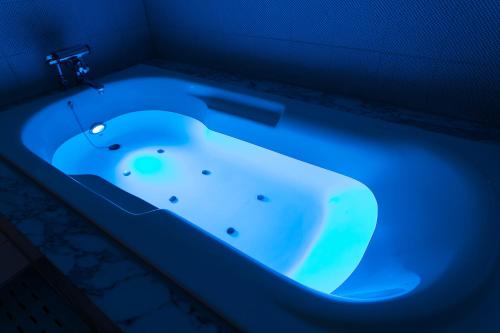 东京莫阿纳大冢酒店（仅限成人）的浴室设有蓝色灯光浴缸。