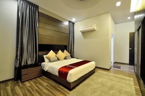 峇都丁宜紫罗兰奢华服务别墅的卧室配有一张床
