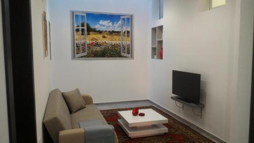 伊斯皮卡Casa Origano的带沙发和电视的客厅
