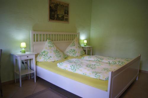 吕本瑙Ferienzimmer Am Brauhausgraben的一张床位,房间设有两个床头柜和两盏灯