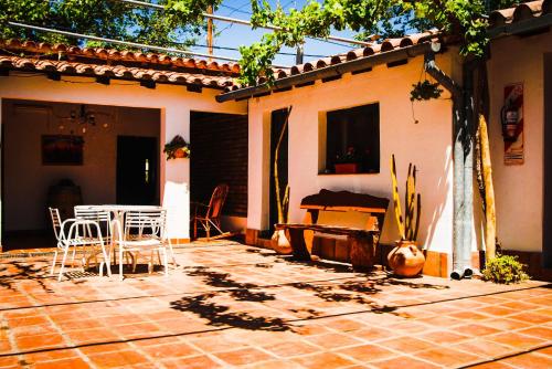卡法亚特Hostal Tierra de Vinos的房屋的庭院,配有桌椅