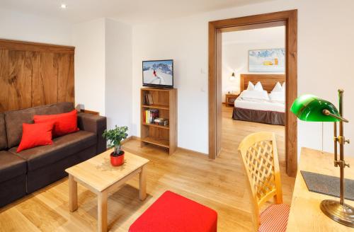 莱赫阿尔贝格莱赫及樵萨罗莎酒店的客厅配有沙发和1张床