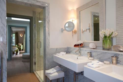 圣莫斯Hotel Tresanton的浴室设有2个水槽和镜子