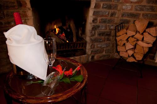 克拉伦斯De Ark Mountain Lodge的一张桌子,上面放着葡萄酒杯和壁炉