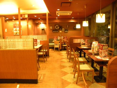 东京御徒町新绿酒店的餐厅设有木桌、椅子和柜台