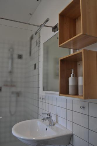 埃森胡达可威歌民宿的一间带水槽和镜子的浴室
