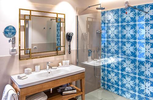 特拉帕尼Hotel San Michele的一间带水槽和淋浴的浴室