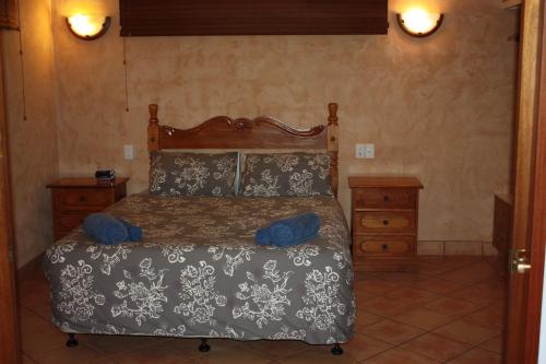 布鲁姆蓝海度假酒店的一间卧室配有一张床和一个木制床头板