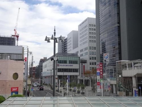 丰田市丰田城堡酒店 的一条城市街道,有高大的建筑和街灯