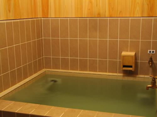 雫石町三轮车山林小屋的带浴缸的浴室和肥皂分配器