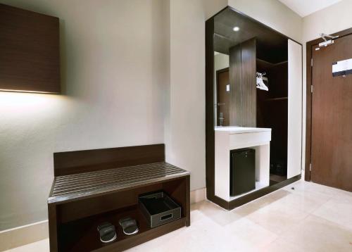 巴厘巴板Hotel Neo+ Balikpapan by ASTON的一间带卫生间、水槽和镜子的浴室