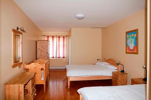 邓加文Gold Coast Resort Dungarvan的一间卧室配有两张床和一张桌子