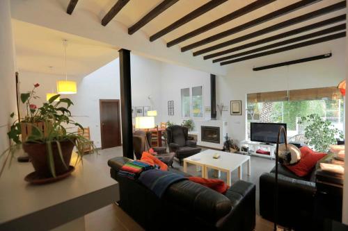 纳瓦哈斯El Campillo, casa de campo cerca de la playa的客厅配有沙发和桌子