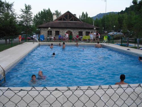 埃乔Camping Valle de Hecho的一群人在游泳池里