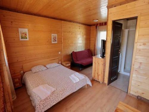 埃乔Camping Valle de Hecho的一间卧室配有一张床和一台电视