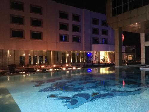 卢迪亚纳卢迪亚纳丽笙酒店的一座建筑物的游泳池