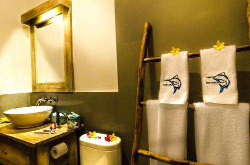 吉利特拉旺安Blue Marlin Dive Resort Trawangan的浴室配有盥洗盆、卫生间和毛巾。