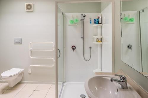 波里鲁阿Ocean View Self-contained Apartment的带淋浴、盥洗盆和卫生间的浴室