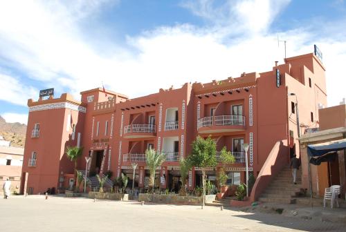 泰夫劳特Hotel Salama STE SAL- AMA SUD SARL AU的前面有楼梯的红色建筑