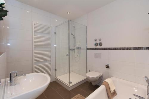 埃尔丁林登海恩旅馆的带淋浴、卫生间和盥洗盆的浴室