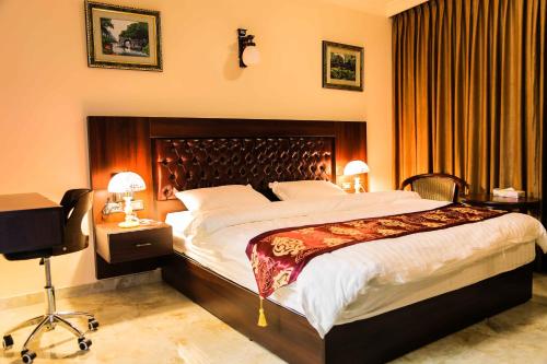 安曼Qaser Al-Sultan Hotel Suites的一间卧室配有一张大床和一个三角架