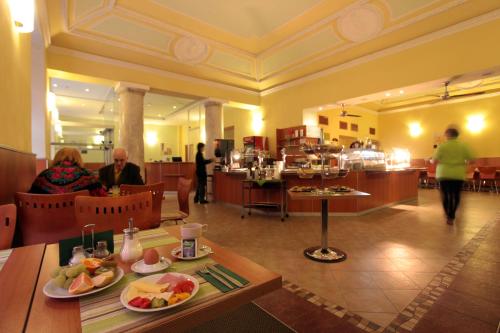 布拉格大西洋酒店的一间餐厅,餐桌上摆放着食物