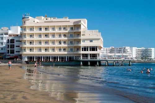 厄尔梅达诺梅达诺酒店的海滩上与水中的人在一起的酒店