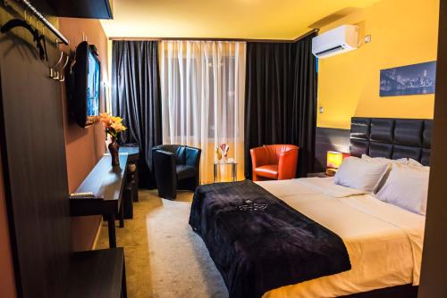 阿塞诺夫格勒Central Guest Rooms的配有一张床和一张书桌的酒店客房