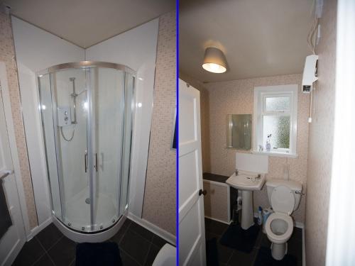 BargrennanCulsharg Cottage的两张照片,浴室设有淋浴和卫生间