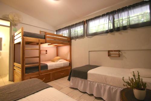 马那瓜La Bicicleta Hostal的一间卧室配有两张双层床。