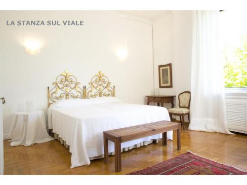 热那亚阿尔巴洛住宿加早餐旅馆的白色卧室配有床和桌子