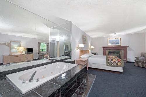 尼亚加拉瀑布速8北瀑布酒店的酒店客房设有大浴缸和一张床