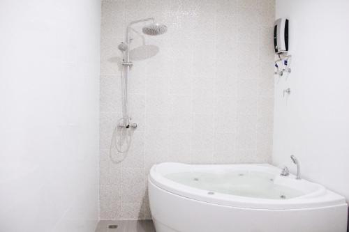 乌隆他尼普坎宁酒店的白色的浴室设有浴缸和卫生间。