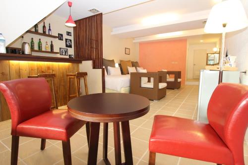 南湾小島旅店Island Inn的一间带桌椅的房间和一间客厅