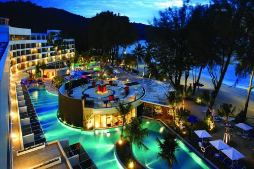 峇都丁宜槟城硬石酒店的夜间享有度假村的空中景致