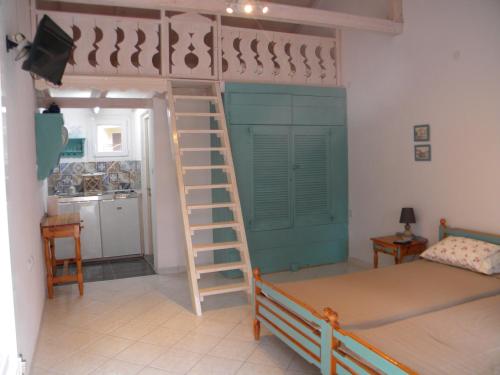 Mikrós PrínosSmaragda Studios的一间卧室配有带梯子的双层床