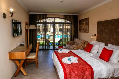 叶索哈马拉Galilion Hotel的一间酒店客房,一间设有一张床和一张书桌
