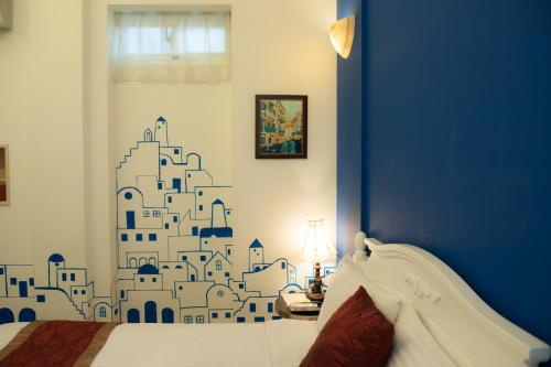 罗东镇Fun松的一间卧室配有一张蓝色墙壁的床