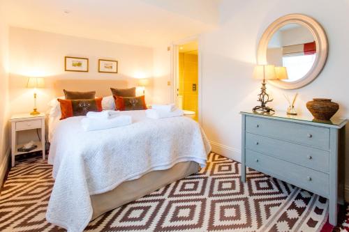 索普尼斯蕸公寓的一间卧室配有一张带蓝色梳妆台和镜子的床