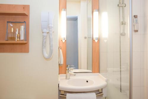 迪耶普宜必思乐瓦都瑞尔酒店的一间浴室