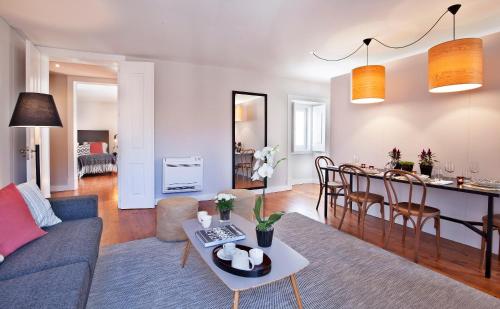 里斯本里斯本科姆布罗7号五星级公寓的客厅配有沙发和桌子