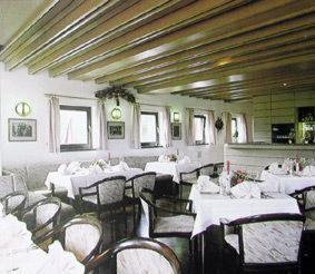 莫里茨堡莫里茨堡乡间别墅酒店的一间设有白色桌椅的用餐室