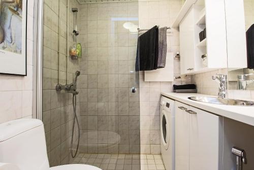 库奥皮奥萨沃卡图25号公寓 的带淋浴、卫生间和盥洗盆的浴室